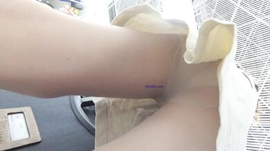 【极品抄底】超高质量机场地铁抄底惊现极品无内长腿美女 是方便借机小哥啪啪吗 (10)